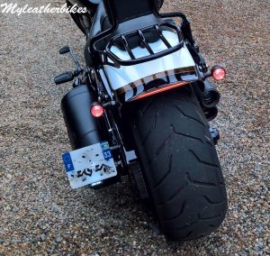 Sacoche SO02 sur Softail Breakout Pro street CVO (1)